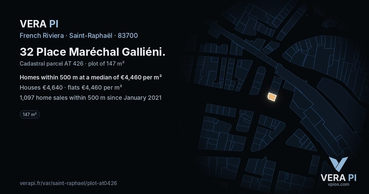 32 Place Maréchal Galliéni, Saint-Raphaël at night – the plot lit, the parcels around coloured by the prices near them