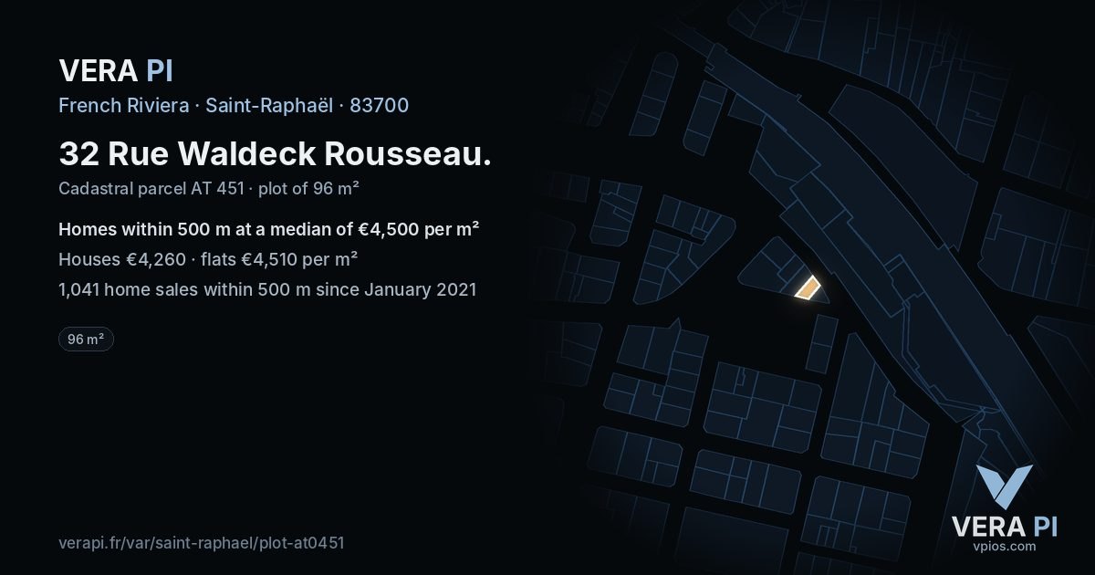 32 Rue Waldeck Rousseau, Saint-Raphaël at night – the plot lit, the parcels around coloured by the prices near them