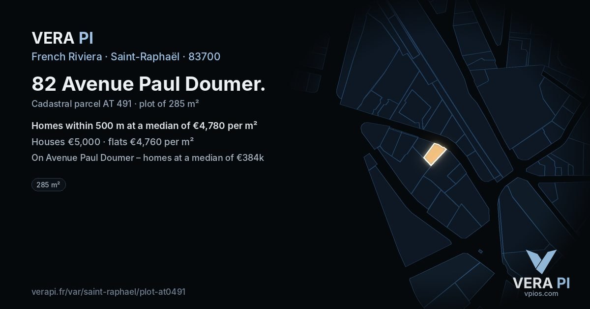 82 Avenue Paul Doumer, Saint-Raphaël at night – the plot lit, the parcels around coloured by the prices near them