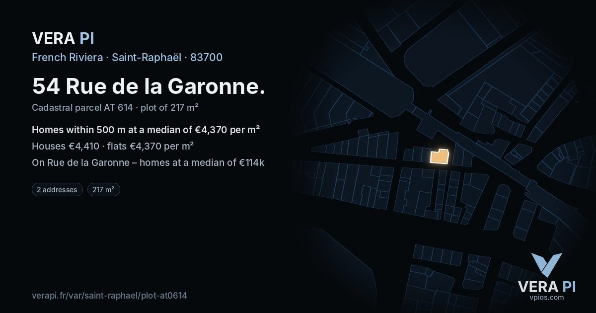 54 Rue de la Garonne, Saint-Raphaël at night – the plot lit, the parcels around coloured by the prices near them