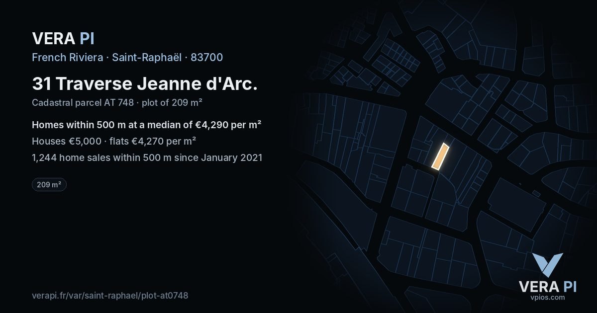 31 Traverse Jeanne d'Arc, Saint-Raphaël at night – the plot lit, the parcels around coloured by the prices near them