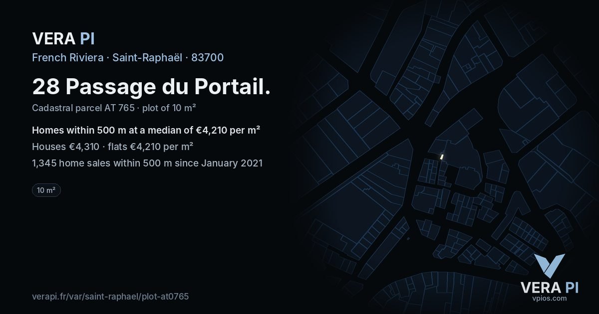 28 Passage du Portail, Saint-Raphaël at night – the plot lit, the parcels around coloured by the prices near them