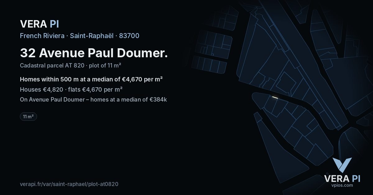 32 Avenue Paul Doumer, Saint-Raphaël at night – the plot lit, the parcels around coloured by the prices near them