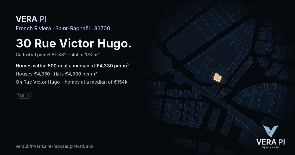 30 Rue Victor Hugo, Saint-Raphaël at night – the plot lit, the parcels around coloured by the prices near them