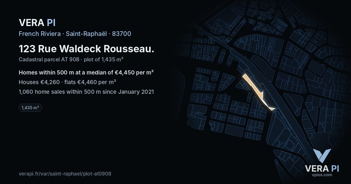 123 Rue Waldeck Rousseau, Saint-Raphaël at night – the plot lit, the parcels around coloured by the prices near them