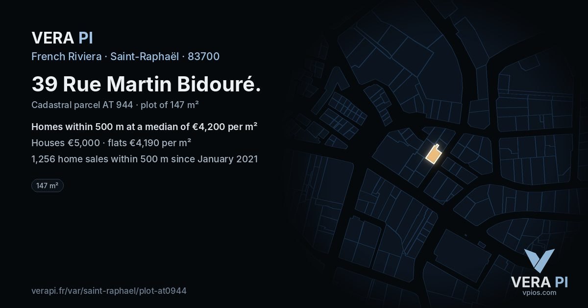 39 Rue Martin Bidouré, Saint-Raphaël at night – the plot lit, the parcels around coloured by the prices near them