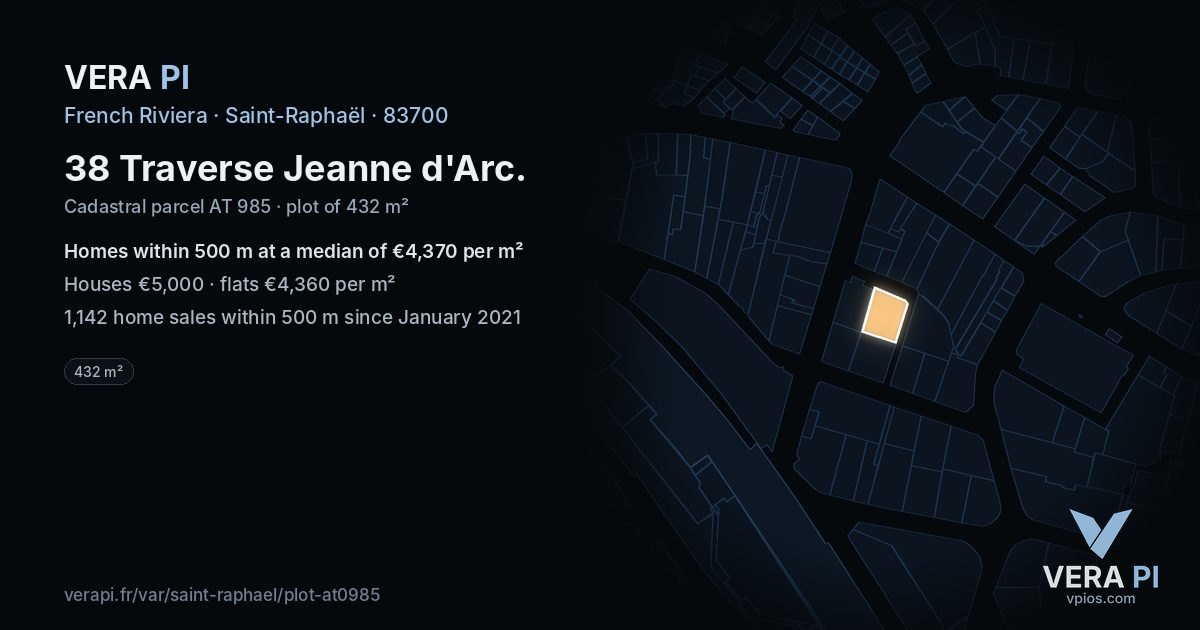 38 Traverse Jeanne d'Arc, Saint-Raphaël at night – the plot lit, the parcels around coloured by the prices near them