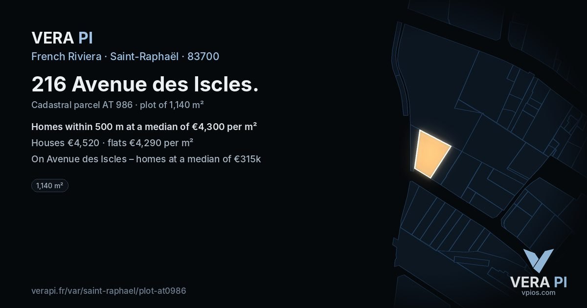 216 Avenue des Iscles, Saint-Raphaël at night – the plot lit, the parcels around coloured by the prices near them