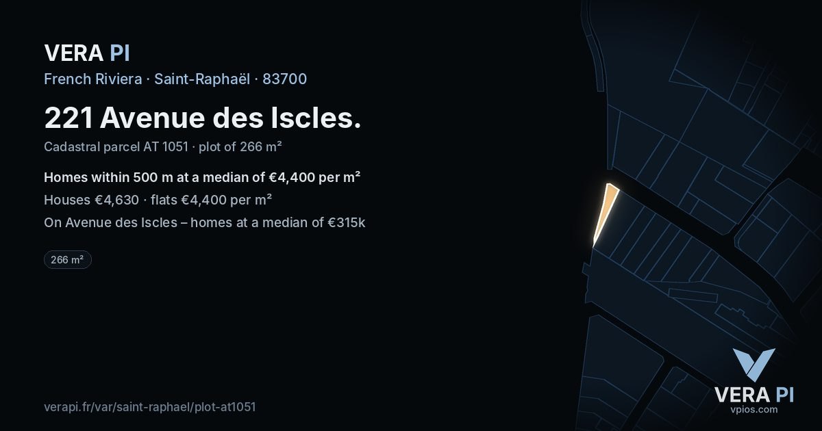 221 Avenue des Iscles, Saint-Raphaël at night – the plot lit, the parcels around coloured by the prices near them