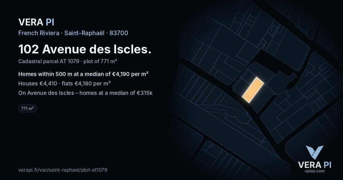 102 Avenue des Iscles, Saint-Raphaël at night – the plot lit, the parcels around coloured by the prices near them