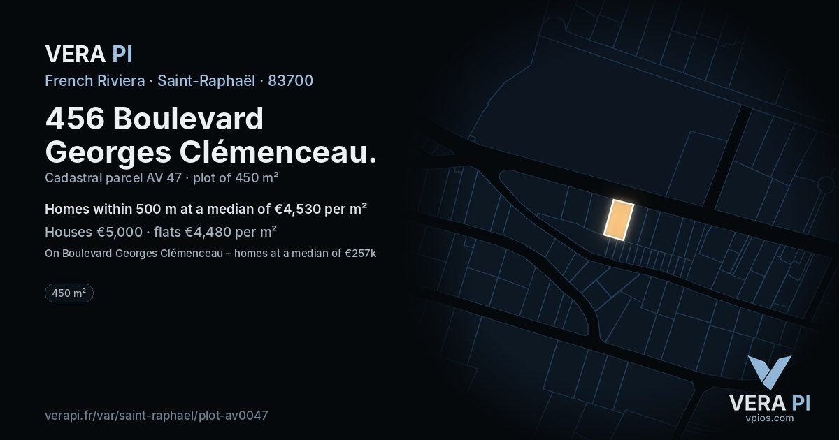 456 Boulevard Georges Clémenceau, Saint-Raphaël at night – the plot lit, the parcels around coloured by the prices near them