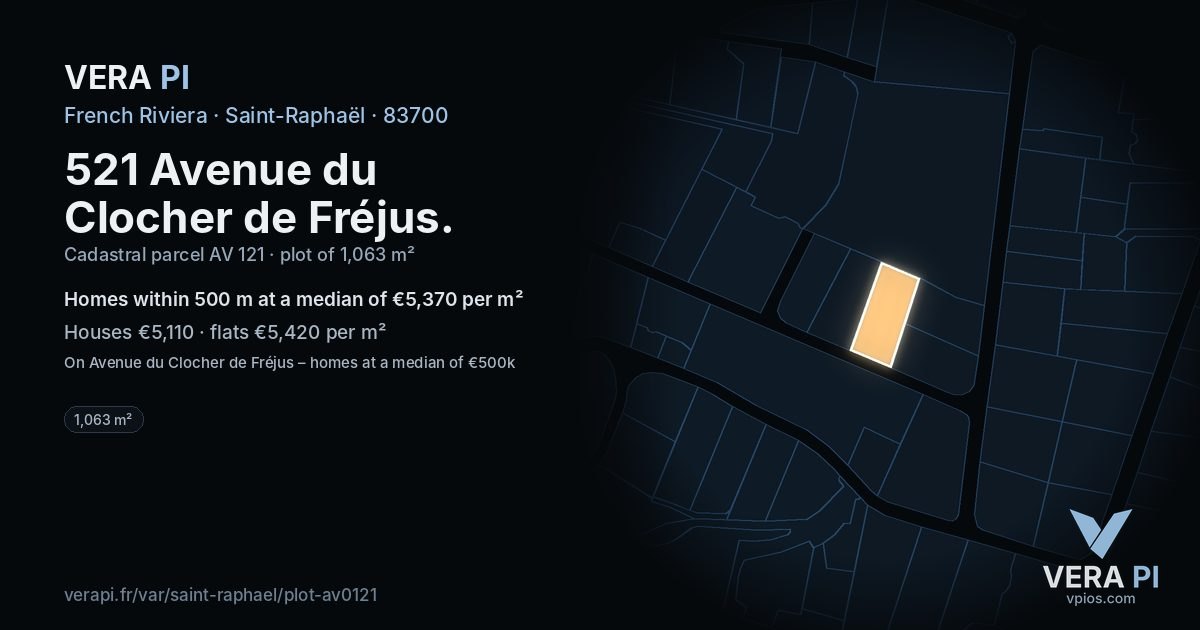 521 Avenue du Clocher de Fréjus, Saint-Raphaël at night – the plot lit, the parcels around coloured by the prices near them