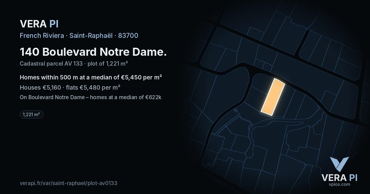 140 Boulevard Notre Dame, Saint-Raphaël at night – the plot lit, the parcels around coloured by the prices near them