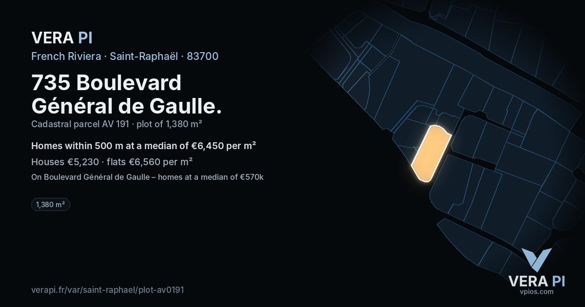 735 Boulevard Général de Gaulle, Saint-Raphaël at night – the plot lit, the parcels around coloured by the prices near them