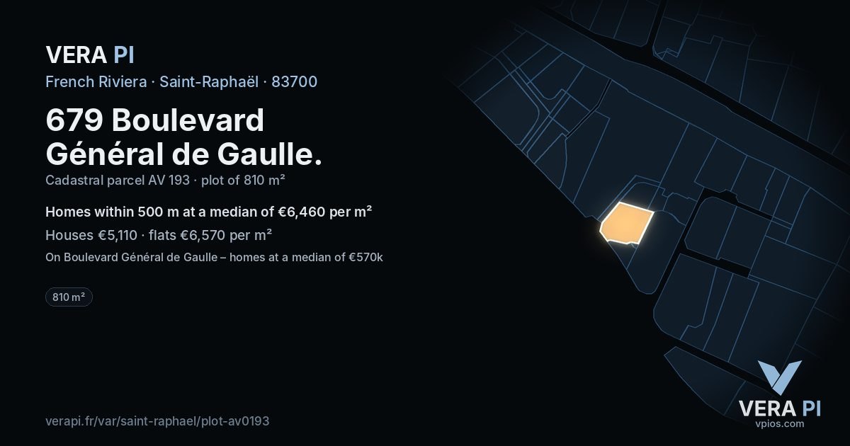 679 Boulevard Général de Gaulle, Saint-Raphaël at night – the plot lit, the parcels around coloured by the prices near them