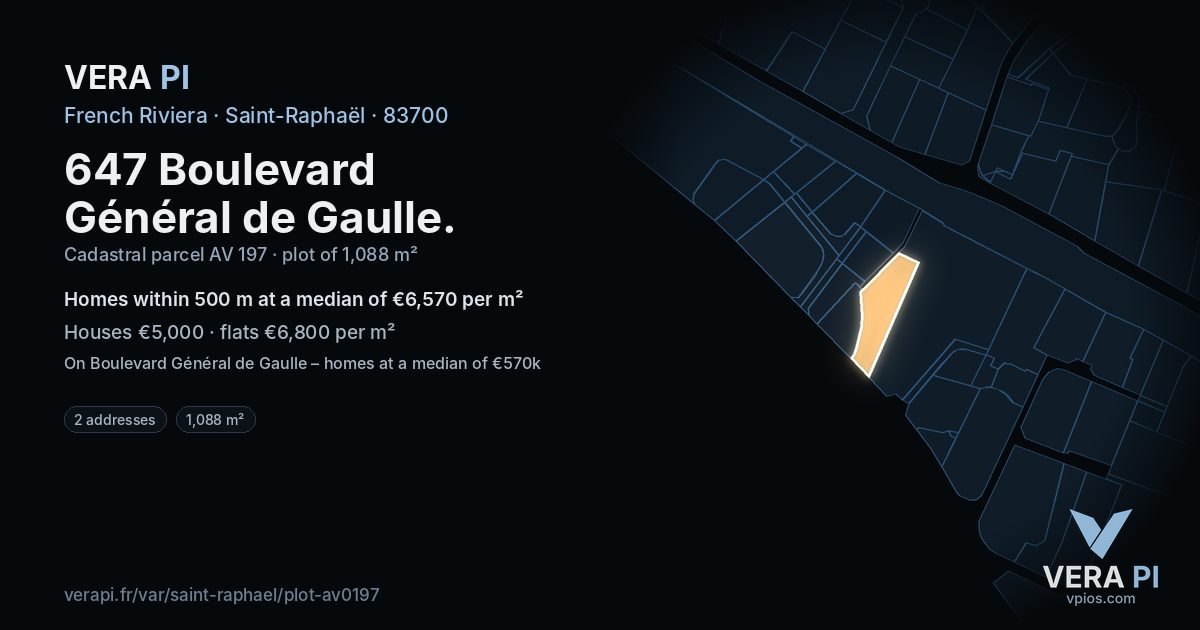 647 Boulevard Général de Gaulle, Saint-Raphaël at night – the plot lit, the parcels around coloured by the prices near them