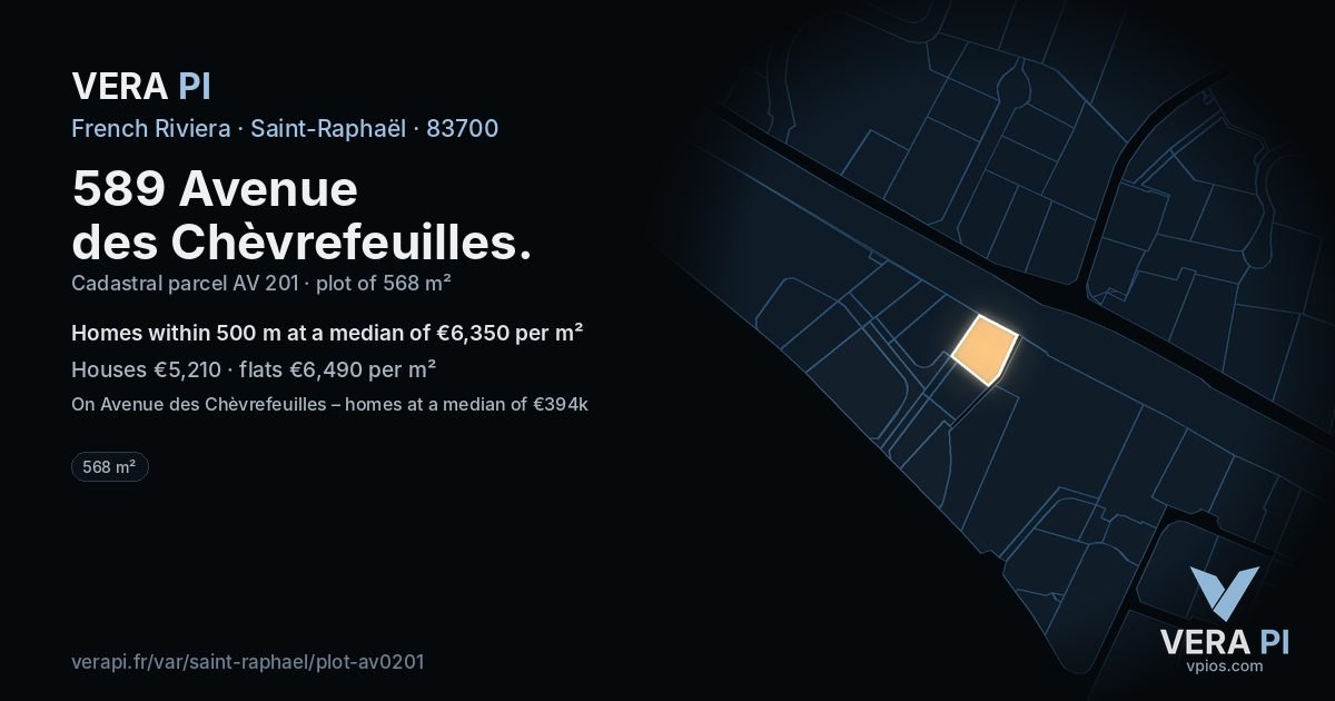 589 Avenue des Chèvrefeuilles, Saint-Raphaël at night – the plot lit, the parcels around coloured by the prices near them