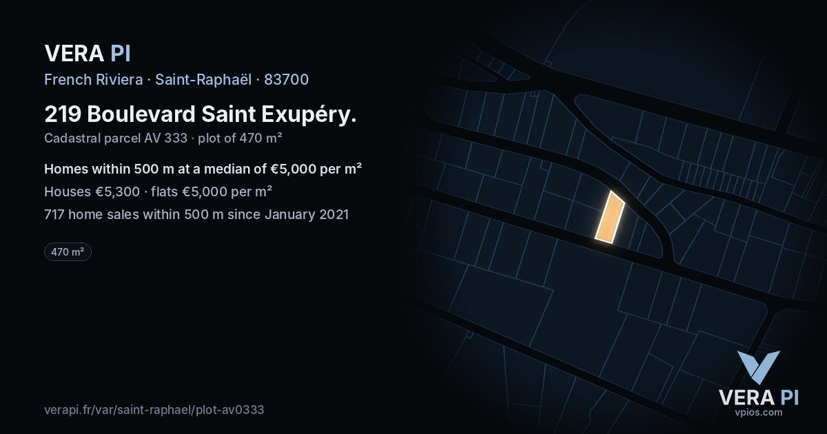 219 Boulevard Saint Exupéry, Saint-Raphaël at night – the plot lit, the parcels around coloured by the prices near them