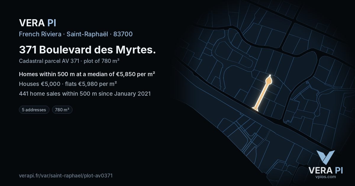 371 Boulevard des Myrtes, Saint-Raphaël at night – the plot lit, the parcels around coloured by the prices near them