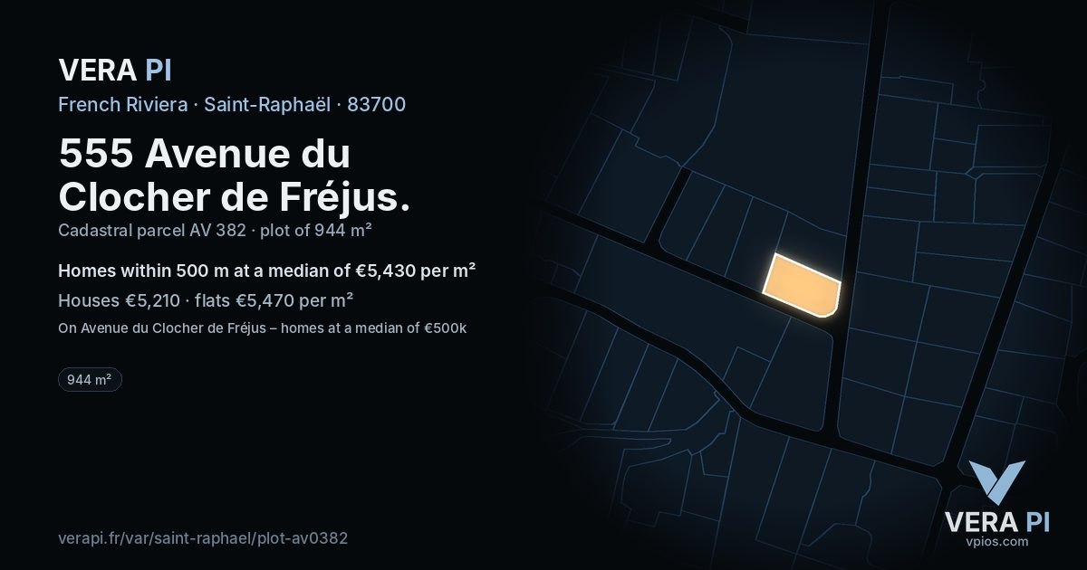 555 Avenue du Clocher de Fréjus, Saint-Raphaël at night – the plot lit, the parcels around coloured by the prices near them