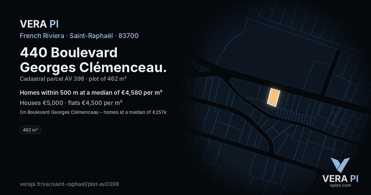 440 Boulevard Georges Clémenceau, Saint-Raphaël at night – the plot lit, the parcels around coloured by the prices near them