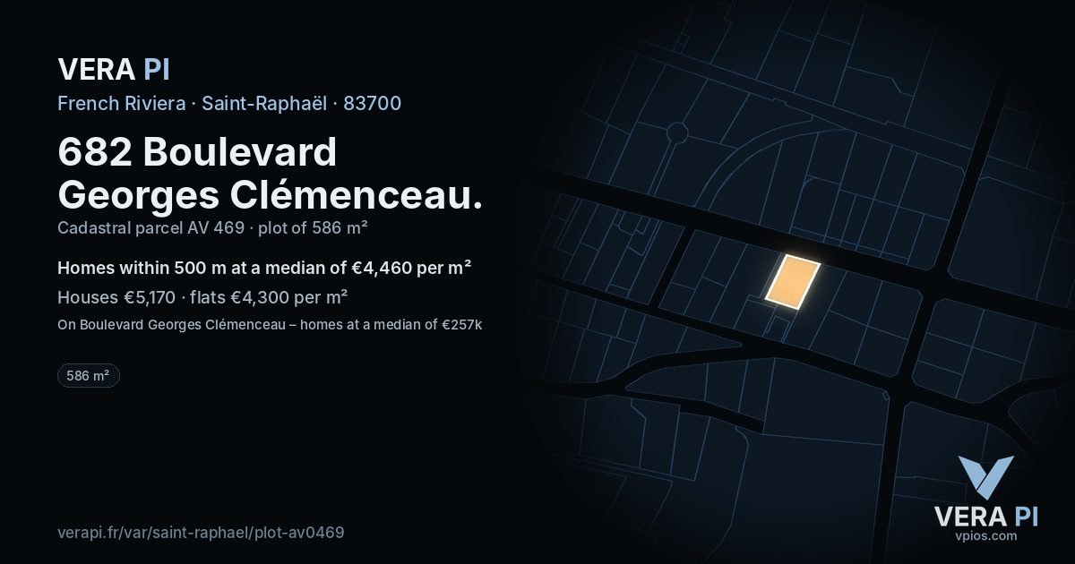 682 Boulevard Georges Clémenceau, Saint-Raphaël at night – the plot lit, the parcels around coloured by the prices near them