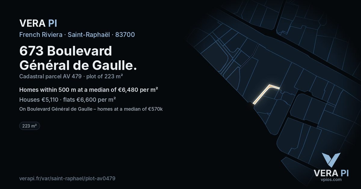 673 Boulevard Général de Gaulle, Saint-Raphaël at night – the plot lit, the parcels around coloured by the prices near them