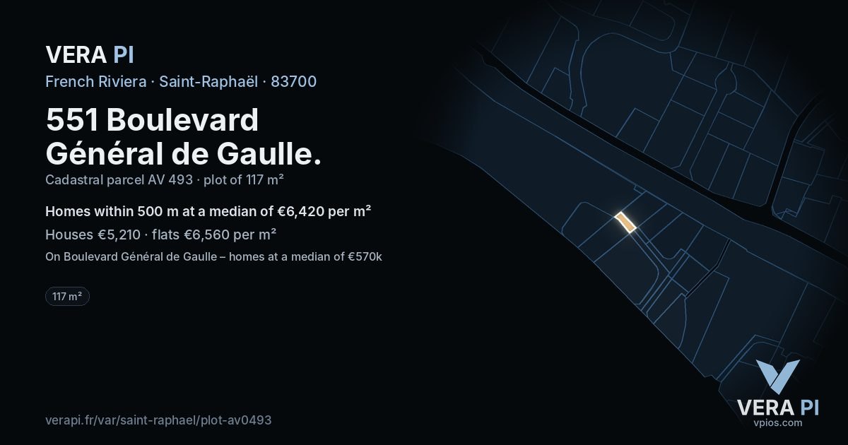 551 Boulevard Général de Gaulle, Saint-Raphaël at night – the plot lit, the parcels around coloured by the prices near them