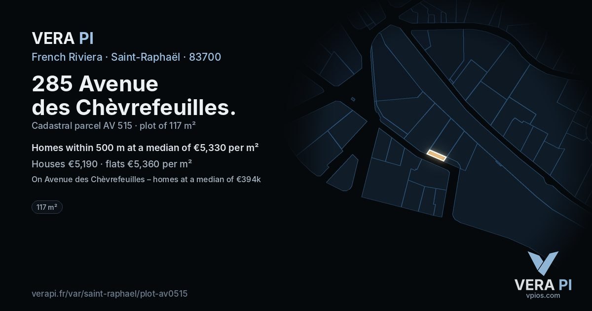 285 Avenue des Chèvrefeuilles, Saint-Raphaël at night – the plot lit, the parcels around coloured by the prices near them