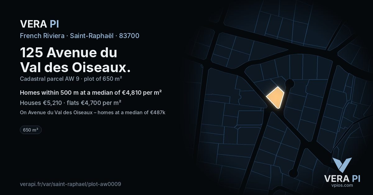 125 Avenue du Val des Oiseaux, Saint-Raphaël at night – the plot lit, the parcels around coloured by the prices near them