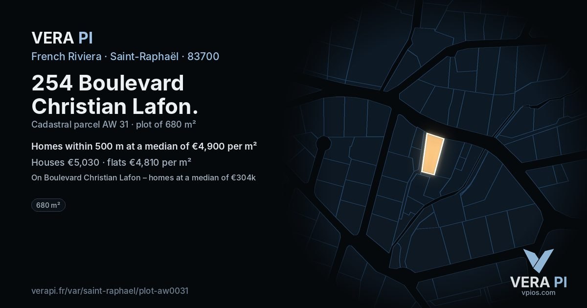 254 Boulevard Christian Lafon, Saint-Raphaël at night – the plot lit, the parcels around coloured by the prices near them