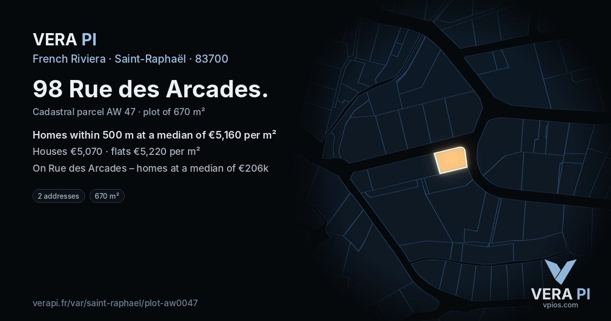 98 Rue des Arcades, Saint-Raphaël at night – the plot lit, the parcels around coloured by the prices near them