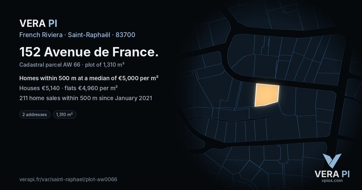 152 Avenue de France, Saint-Raphaël at night – the plot lit, the parcels around coloured by the prices near them