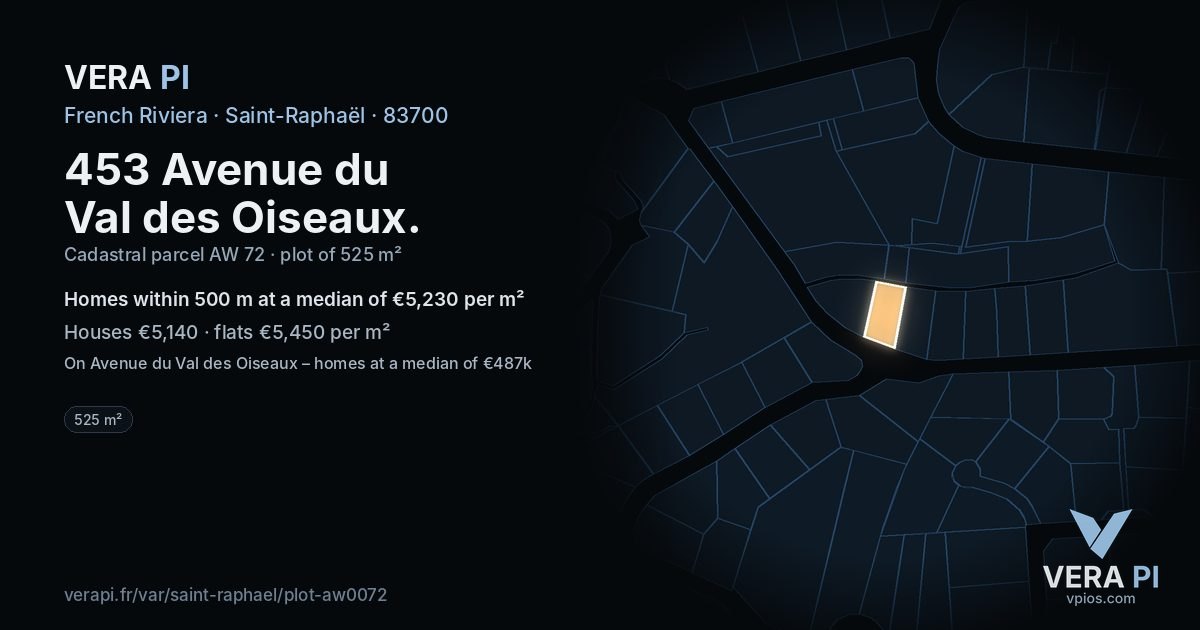 453 Avenue du Val des Oiseaux, Saint-Raphaël at night – the plot lit, the parcels around coloured by the prices near them