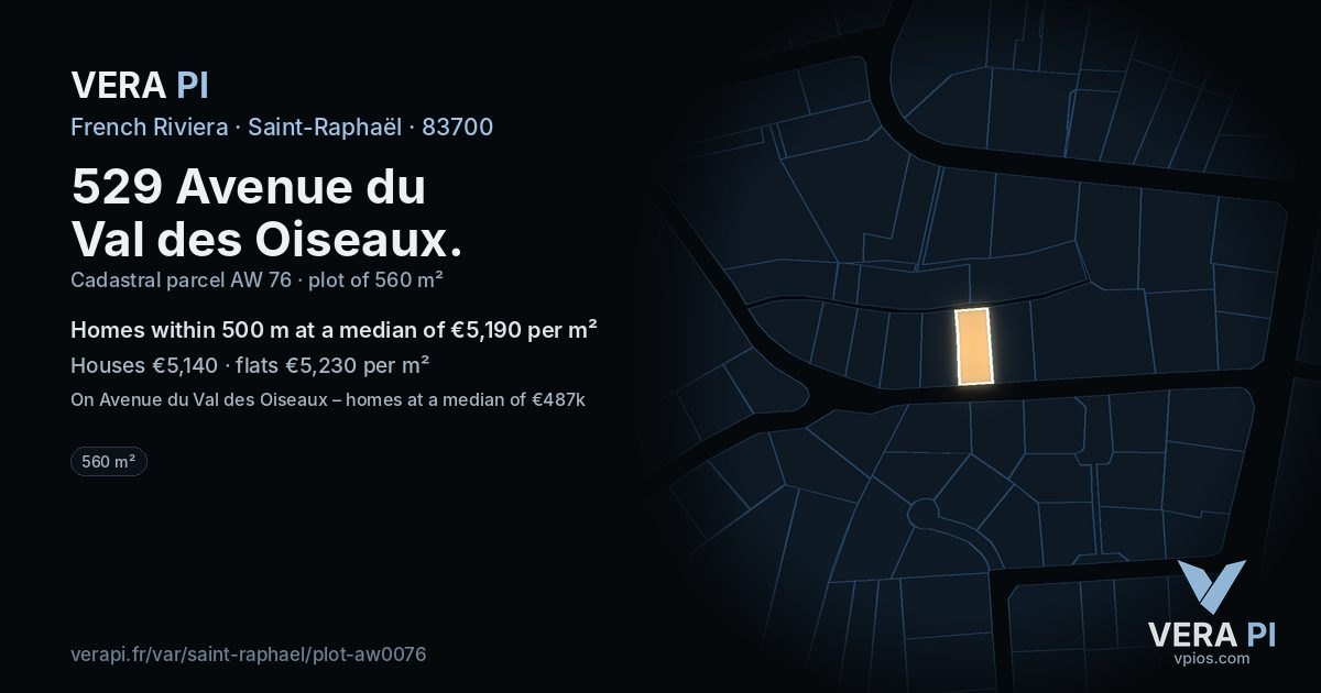 529 Avenue du Val des Oiseaux, Saint-Raphaël at night – the plot lit, the parcels around coloured by the prices near them