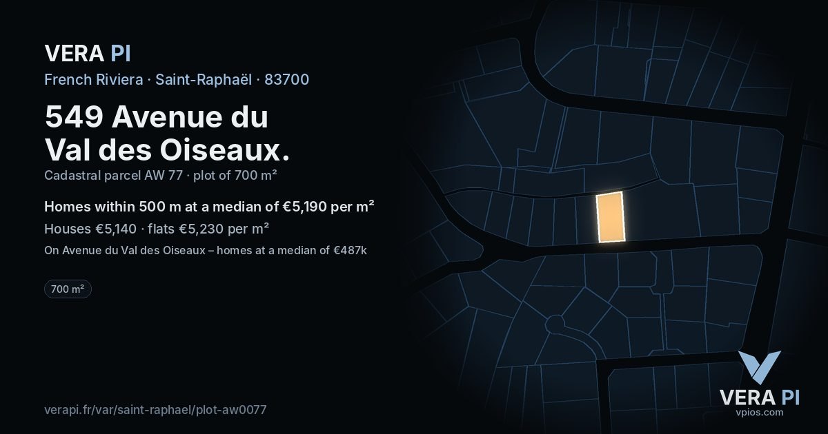 549 Avenue du Val des Oiseaux, Saint-Raphaël at night – the plot lit, the parcels around coloured by the prices near them