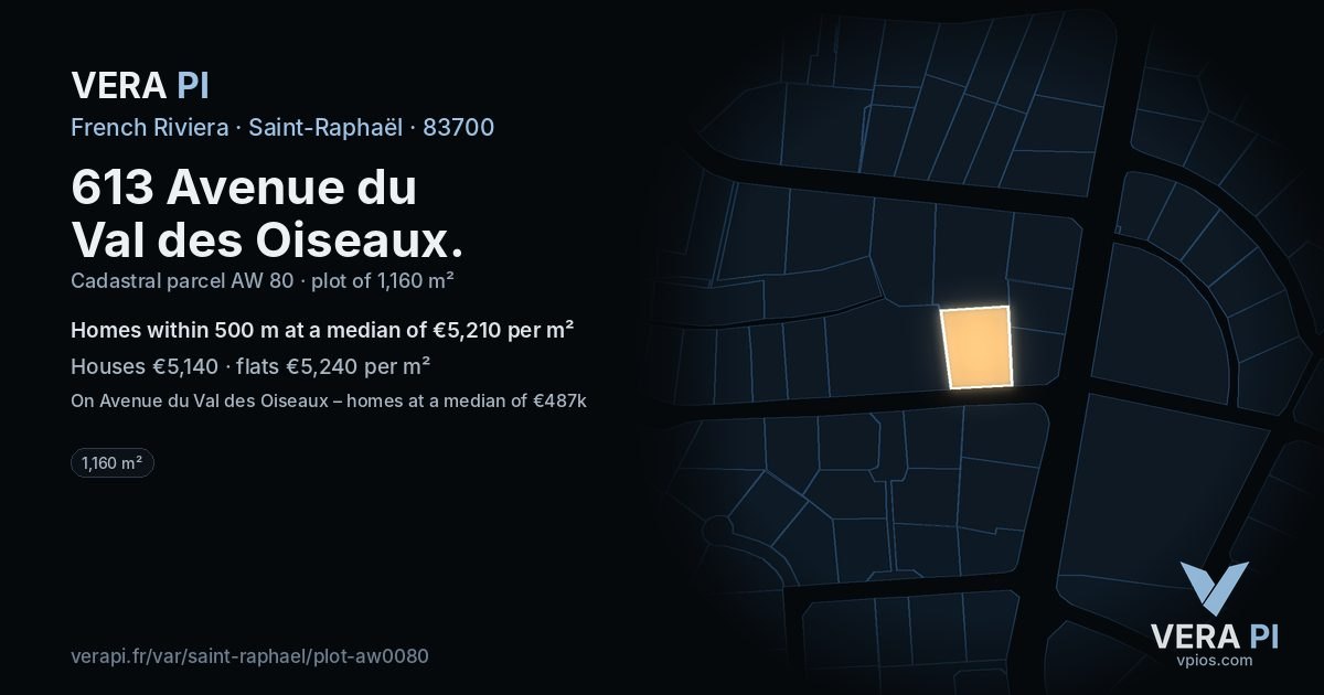 613 Avenue du Val des Oiseaux, Saint-Raphaël at night – the plot lit, the parcels around coloured by the prices near them