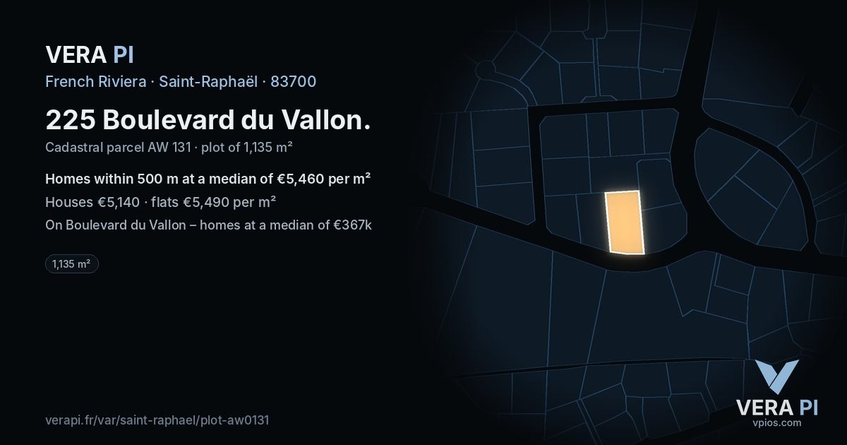 225 Boulevard du Vallon, Saint-Raphaël at night – the plot lit, the parcels around coloured by the prices near them