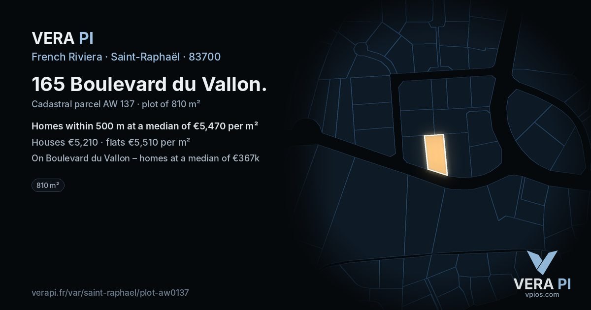 165 Boulevard du Vallon, Saint-Raphaël at night – the plot lit, the parcels around coloured by the prices near them