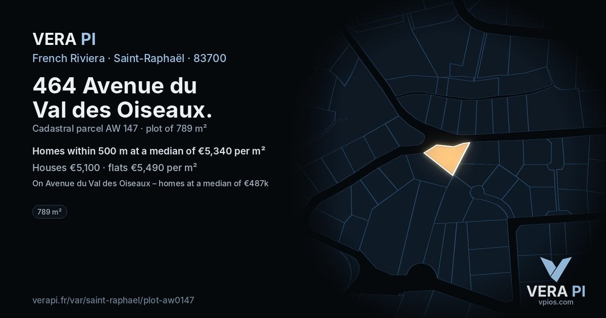 464 Avenue du Val des Oiseaux, Saint-Raphaël at night – the plot lit, the parcels around coloured by the prices near them