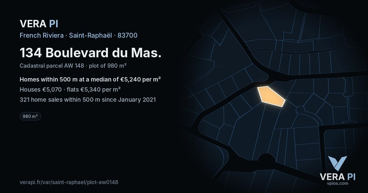 134 Boulevard du Mas, Saint-Raphaël at night – the plot lit, the parcels around coloured by the prices near them