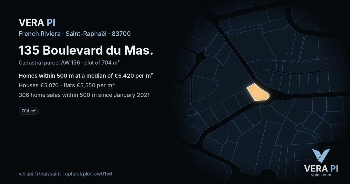 135 Boulevard du Mas, Saint-Raphaël at night – the plot lit, the parcels around coloured by the prices near them
