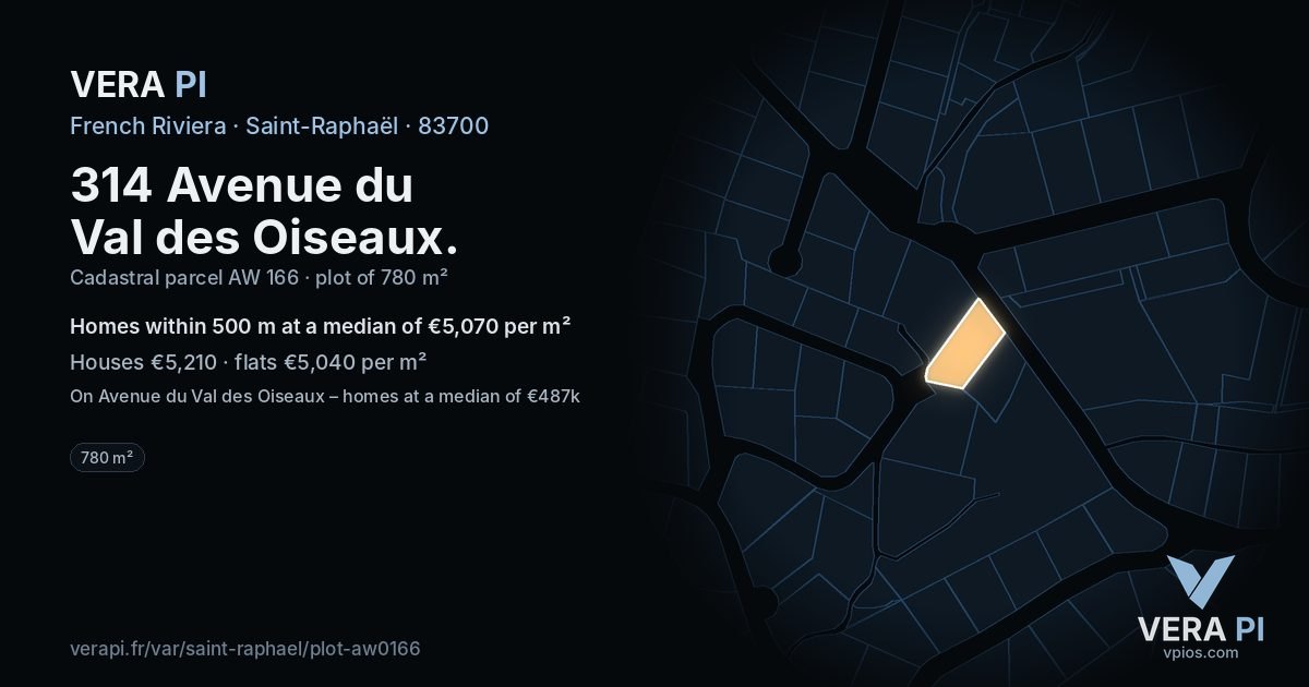 314 Avenue du Val des Oiseaux, Saint-Raphaël at night – the plot lit, the parcels around coloured by the prices near them