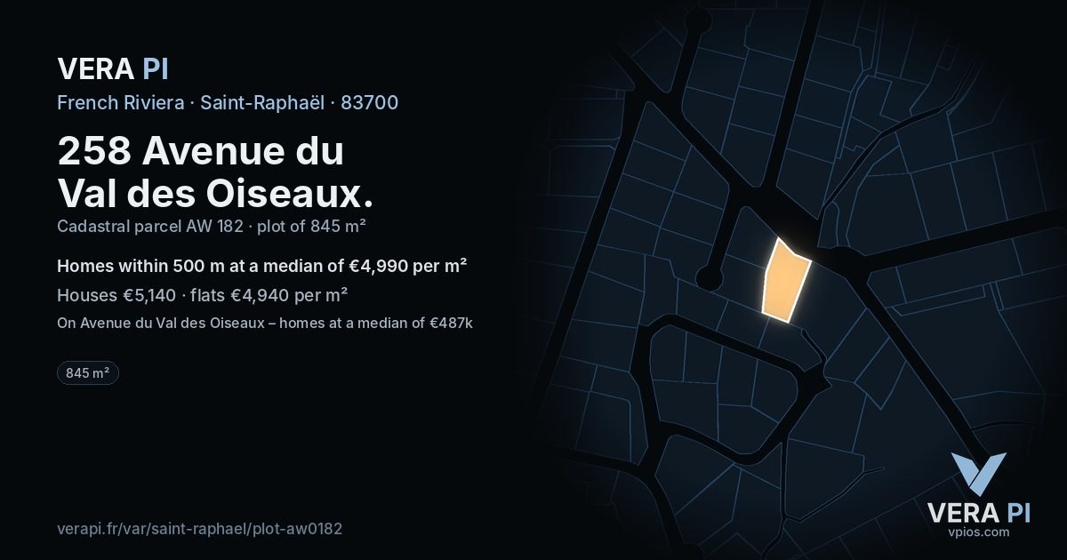 258 Avenue du Val des Oiseaux, Saint-Raphaël at night – the plot lit, the parcels around coloured by the prices near them