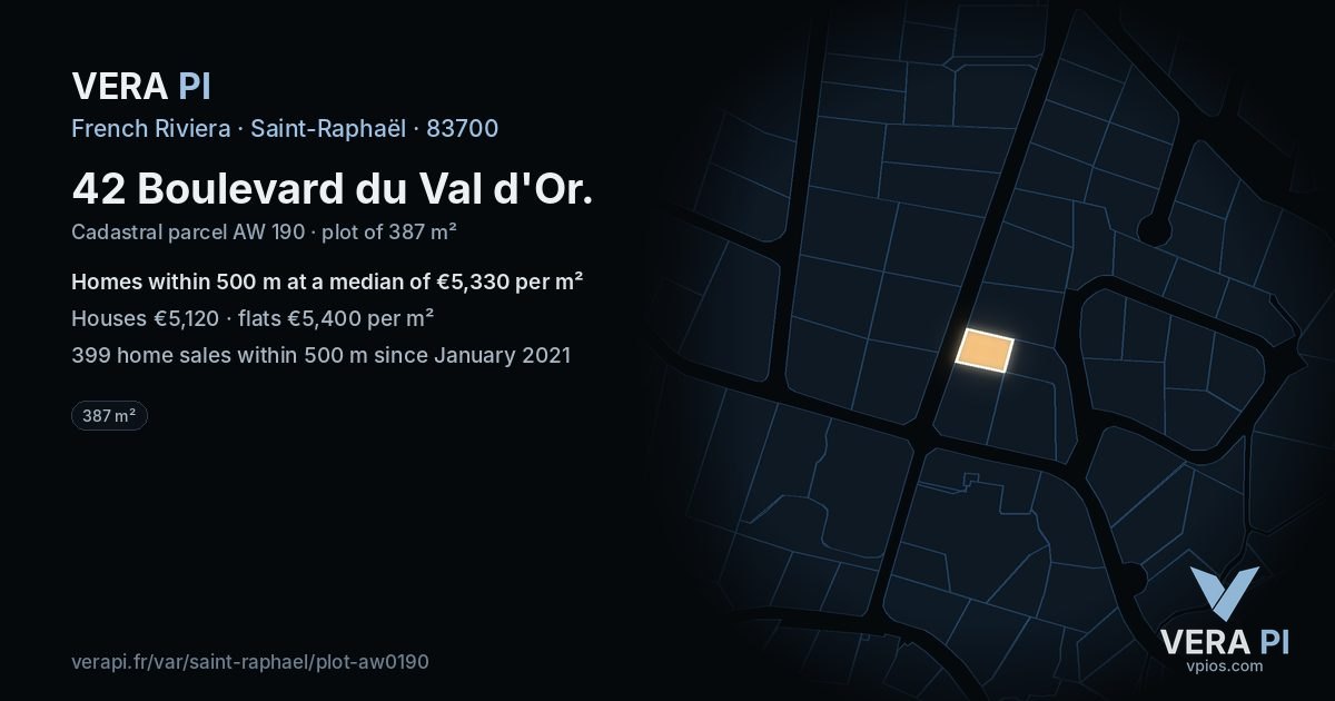 42 Boulevard du Val d'Or, Saint-Raphaël at night – the plot lit, the parcels around coloured by the prices near them
