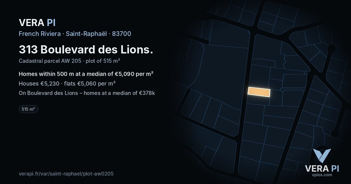313 Boulevard des Lions, Saint-Raphaël at night – the plot lit, the parcels around coloured by the prices near them