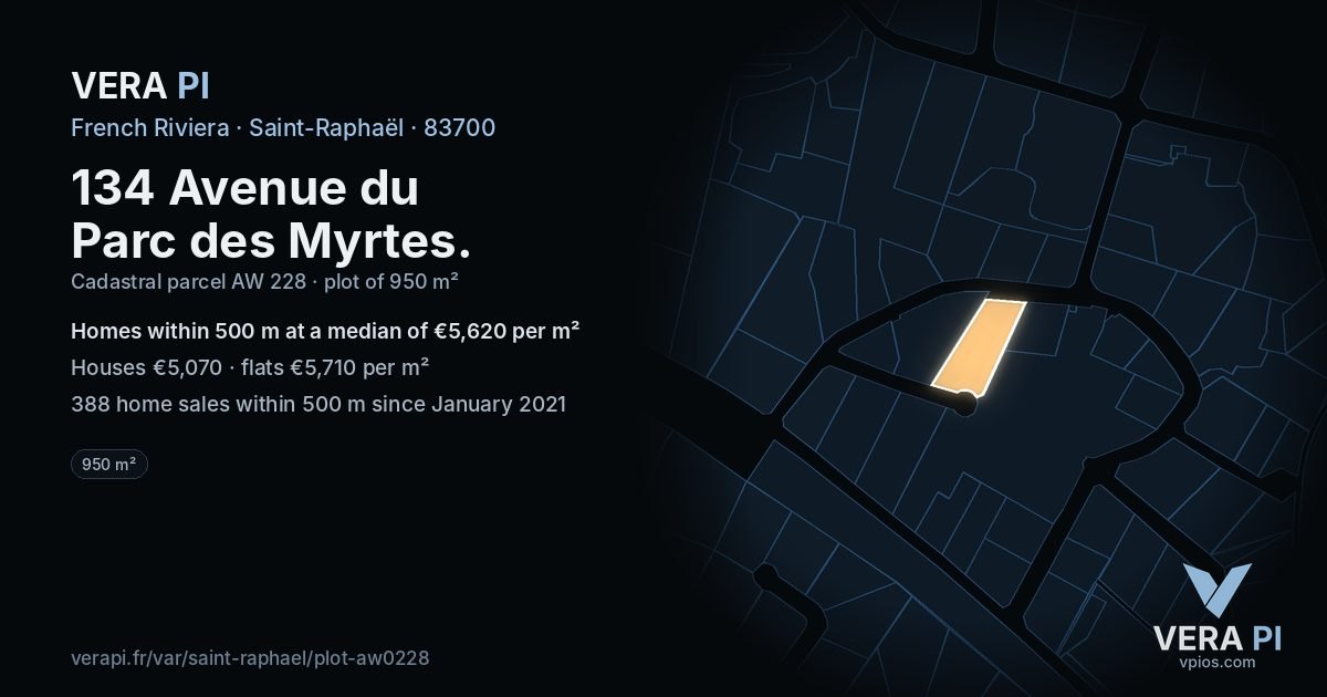 134 Avenue du Parc des Myrtes, Saint-Raphaël at night – the plot lit, the parcels around coloured by the prices near them
