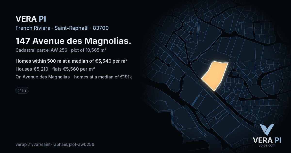 147 Avenue des Magnolias, Saint-Raphaël at night – the plot lit, the parcels around coloured by the prices near them