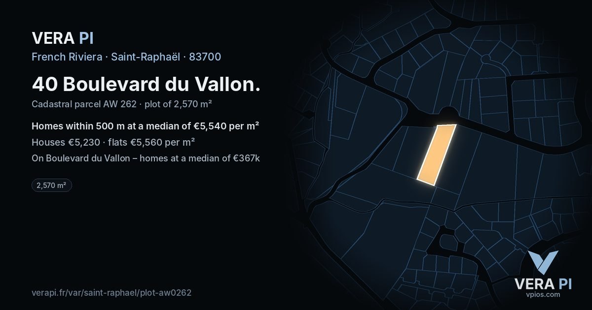 40 Boulevard du Vallon, Saint-Raphaël at night – the plot lit, the parcels around coloured by the prices near them