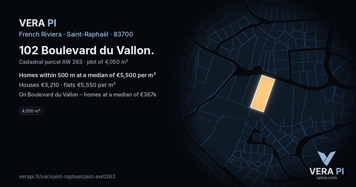 102 Boulevard du Vallon, Saint-Raphaël at night – the plot lit, the parcels around coloured by the prices near them